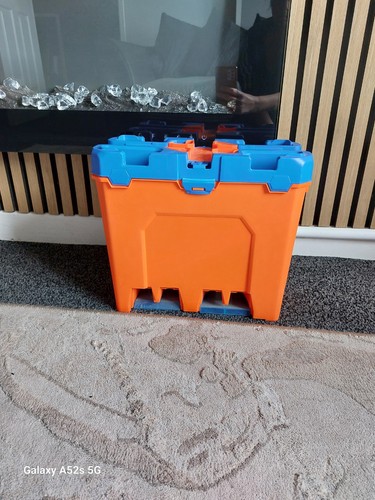 Hot wheels track - hot,