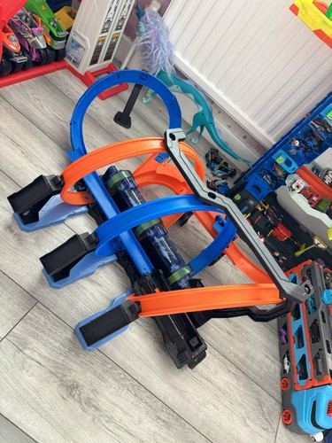 Hot wheels corkscrew - hot,