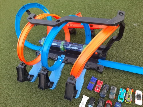 Hot wheels corkscrew - hot,